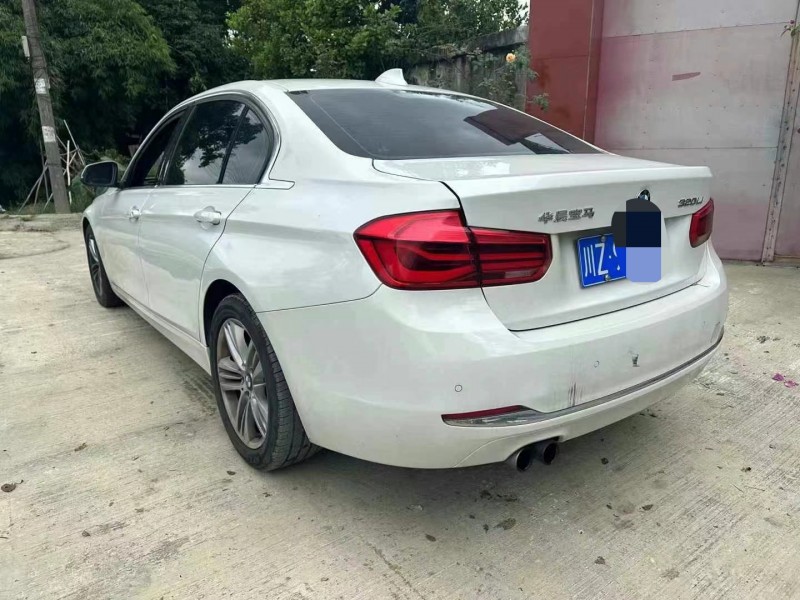成都17年宝马3系8