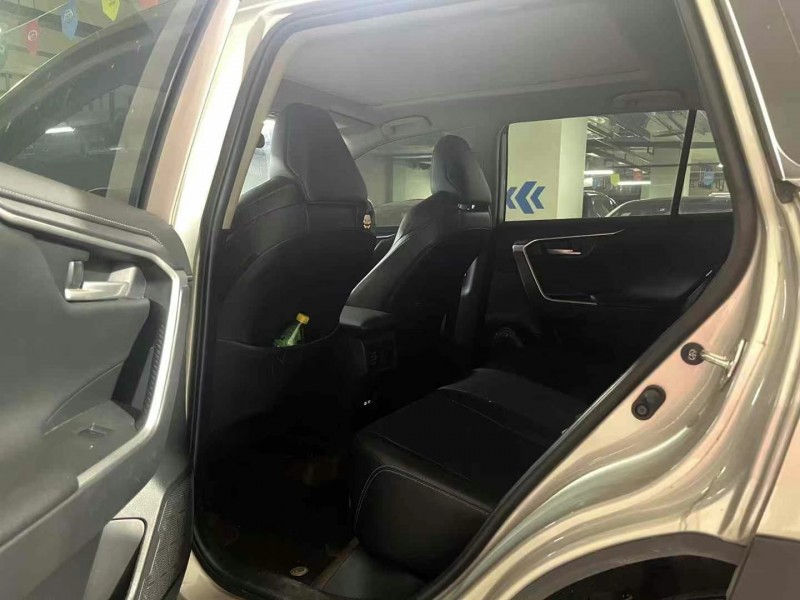 成都23年丰田威兰达5