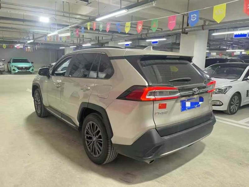 成都23年丰田威兰达8