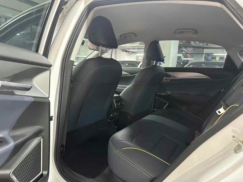 成都24年吉利几何3