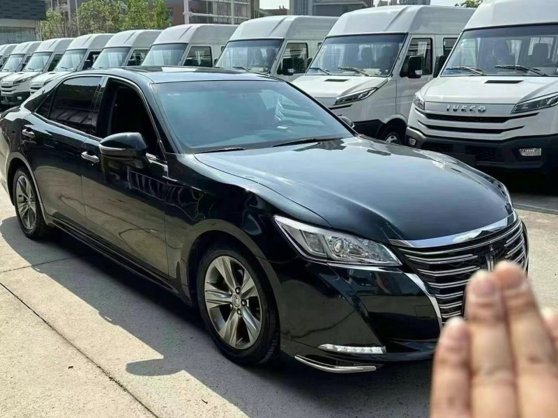 武汉17年丰田皇冠3