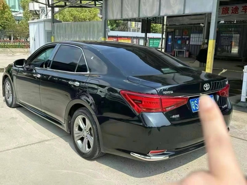 武汉17年丰田皇冠4