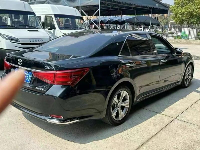 武汉17年丰田皇冠6