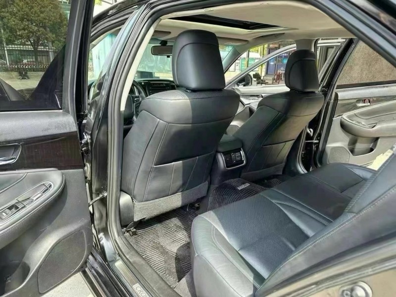 武汉17年丰田皇冠8