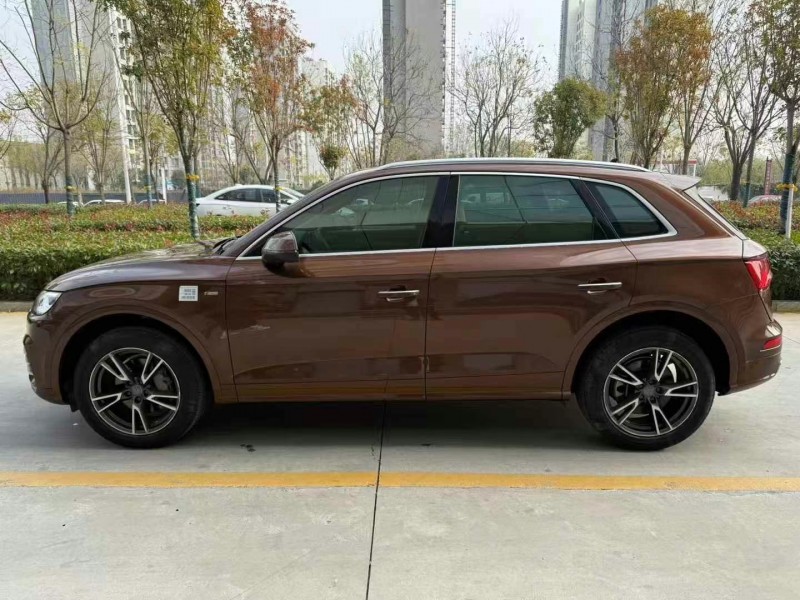 济宁19年奥迪Q58