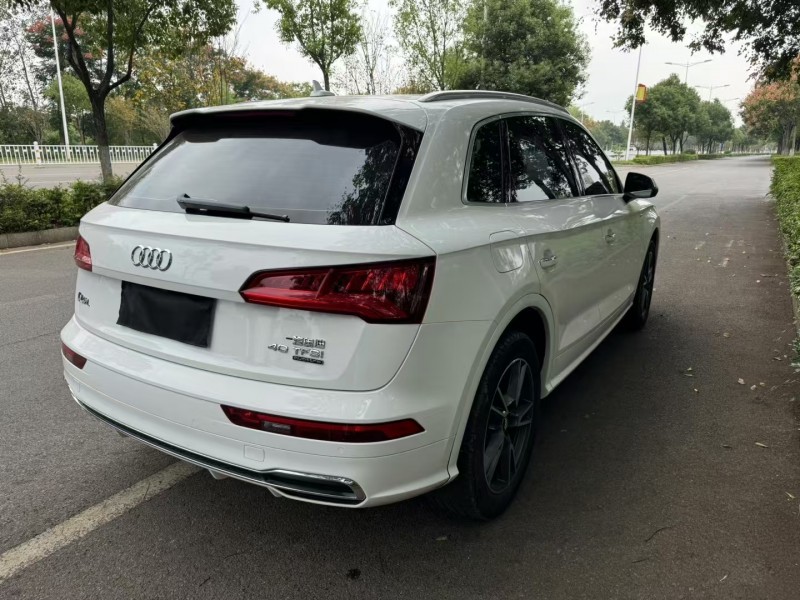 济宁21年奥迪Q58