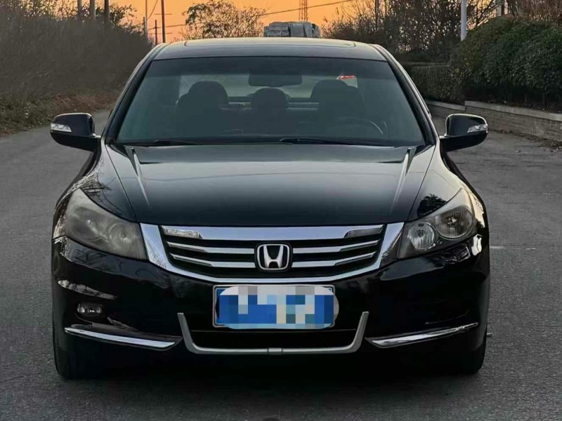 青岛13年本田雅阁1