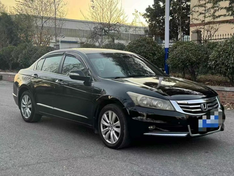 青岛13年本田雅阁3