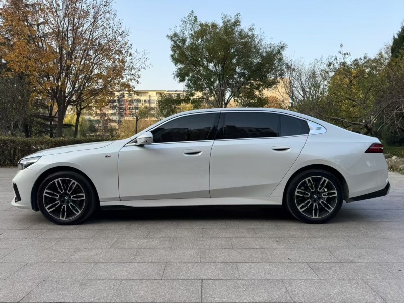 保定24年宝马5系8