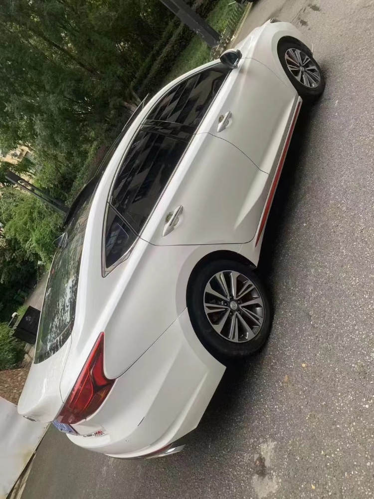 成都20年長安汽車銳程8