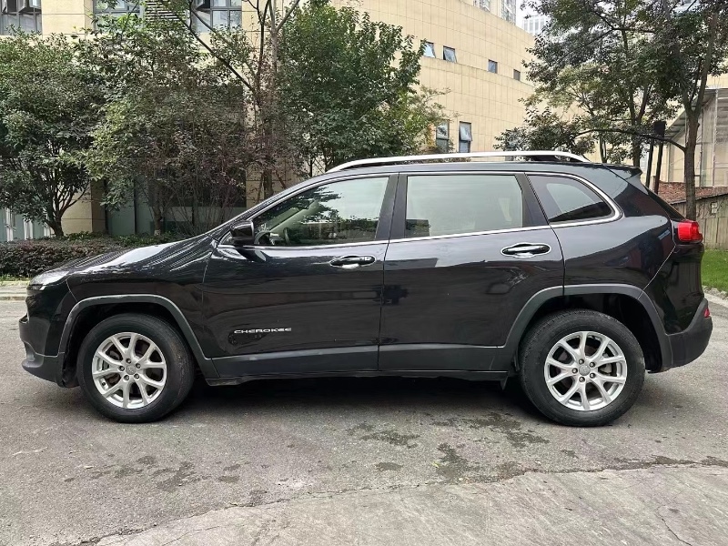 成都19年Jeep自由光3