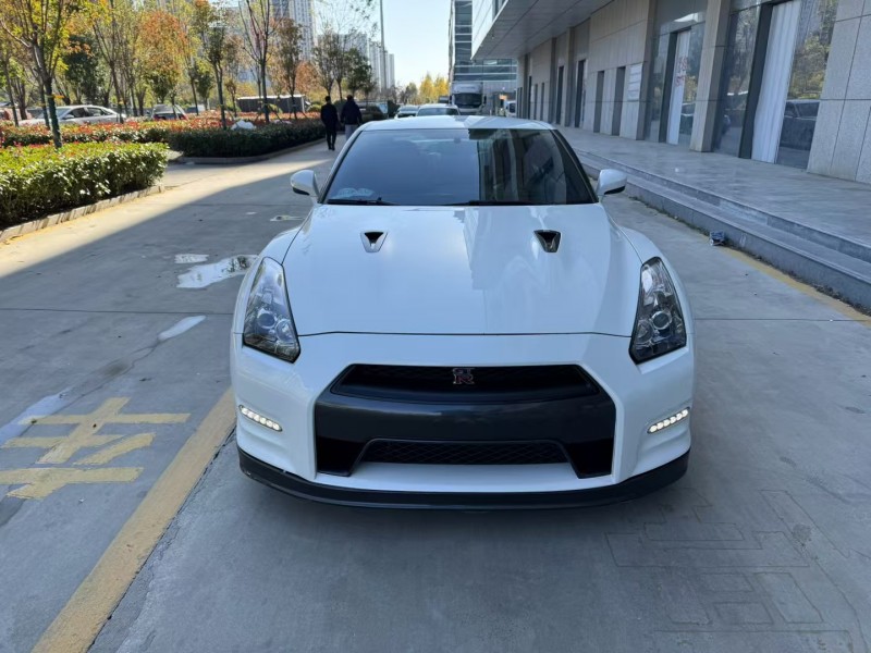 济宁14年日产GT-R1