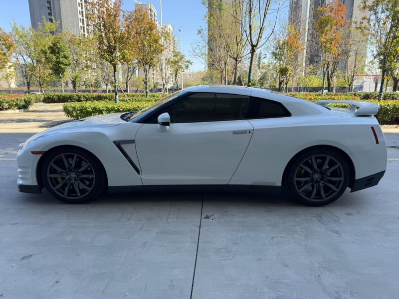 济宁14年日产GT-R8