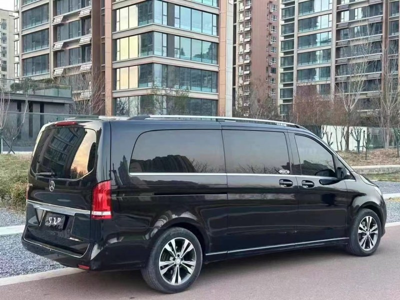 济宁17年奔驰V8