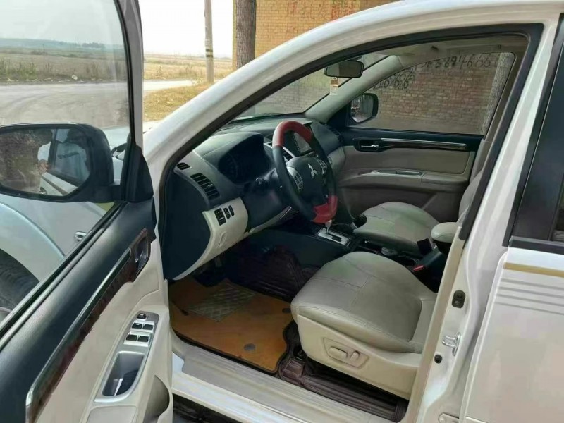 保定17年三菱帕杰罗·劲畅4