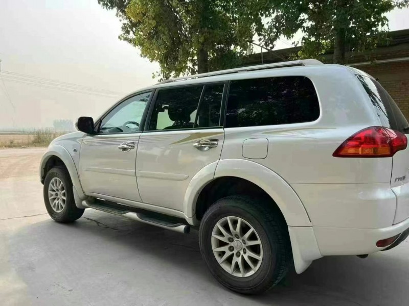 保定17年三菱帕杰罗·劲畅7