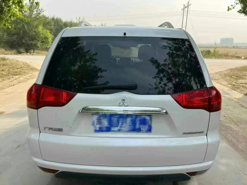 保定17年三菱帕杰罗·劲畅8