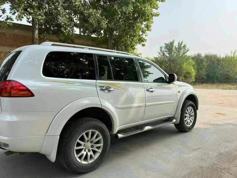 保定17年三菱帕杰罗·劲畅9