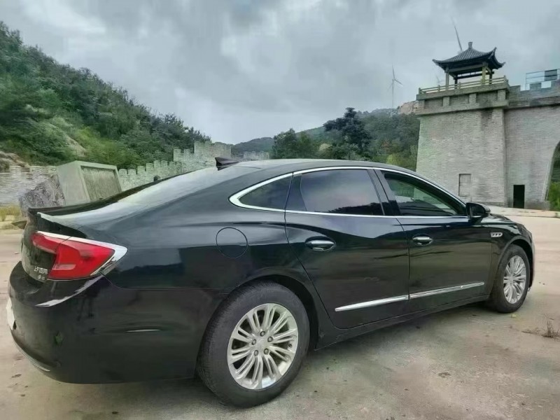 济宁18年别克君越8