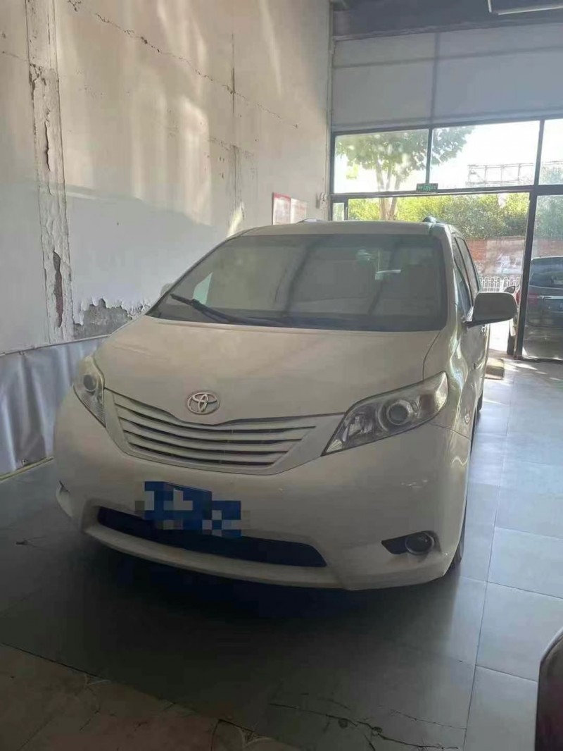 保定17年丰田塞纳1