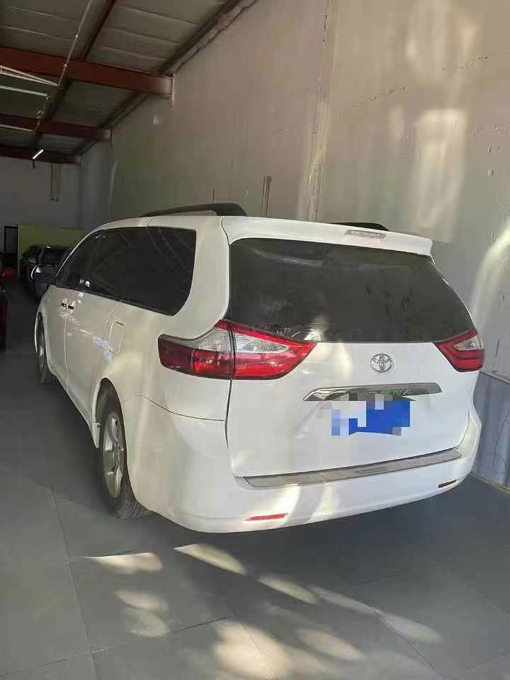 保定17年丰田塞纳4