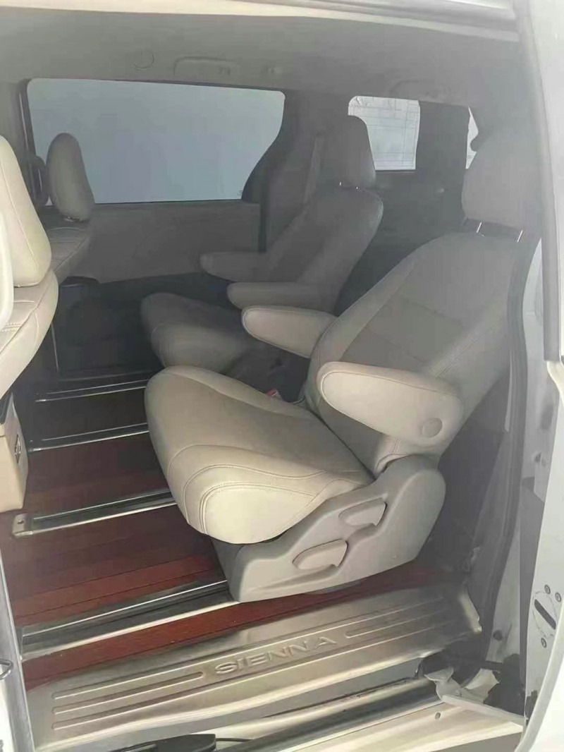 保定17年丰田塞纳5