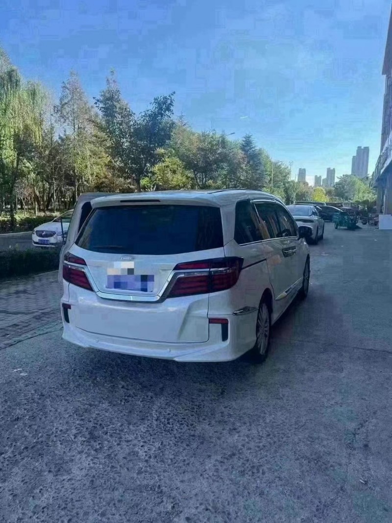 青岛19年本田艾力绅8