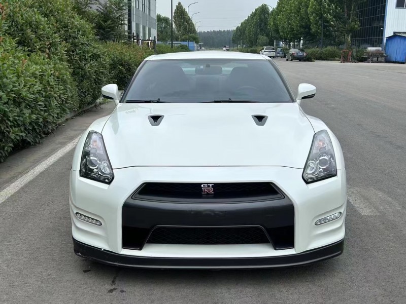 济宁14年日产GT-R1