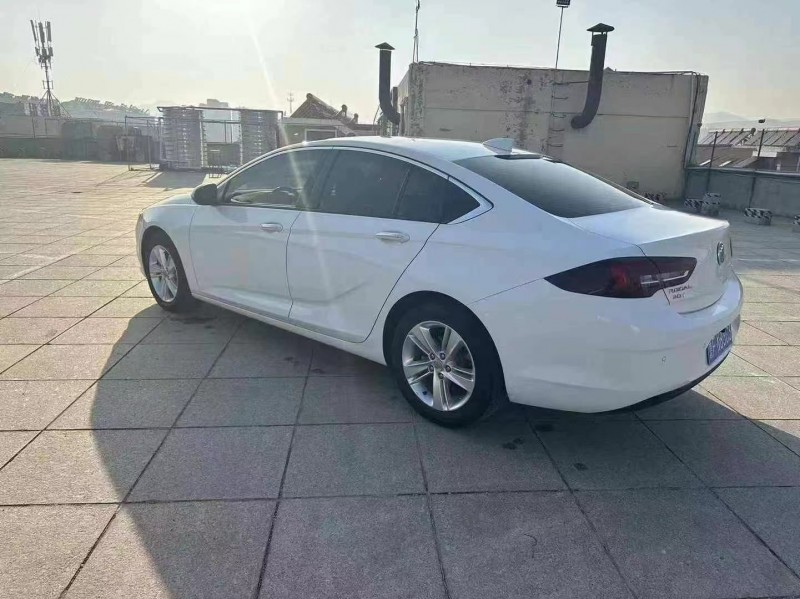 济宁19年别克君威6