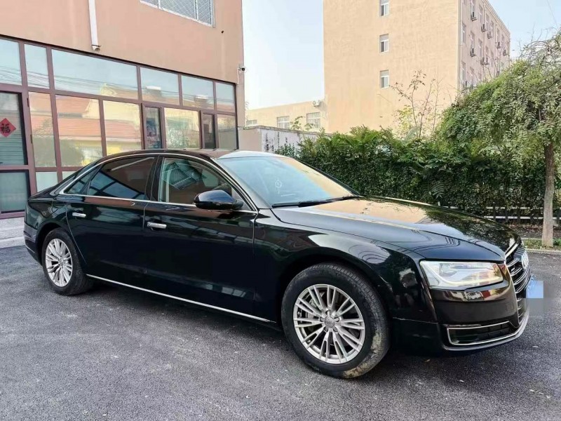 济宁16年奥迪A8L9