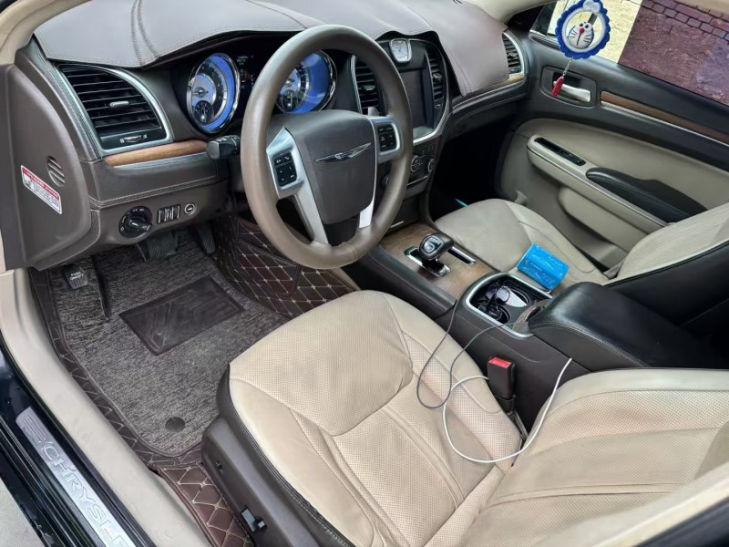 保定13年克莱斯勒300C8