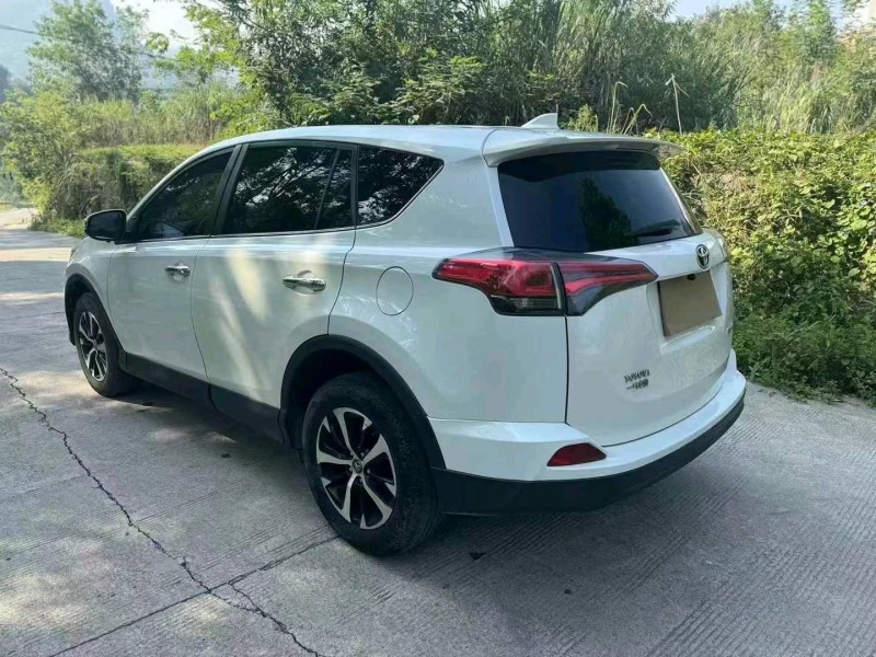 成都18年豐田RAV42
