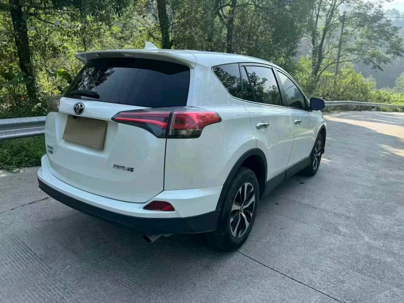成都18年豐田RAV43