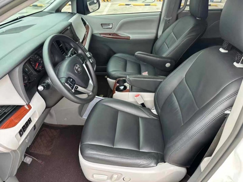 保定18年丰田塞纳4