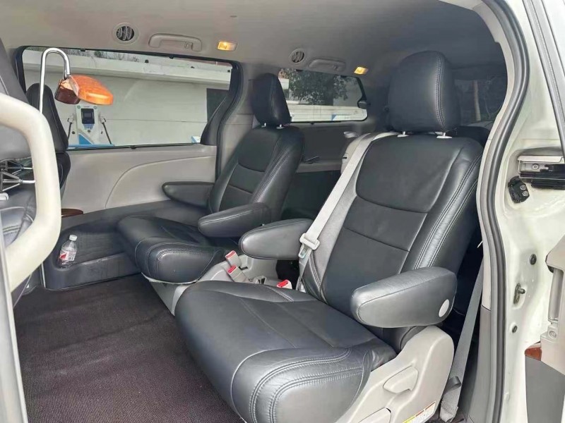 保定18年丰田塞纳5