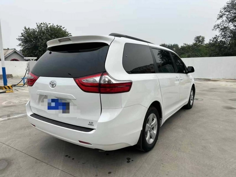 保定18年丰田塞纳8