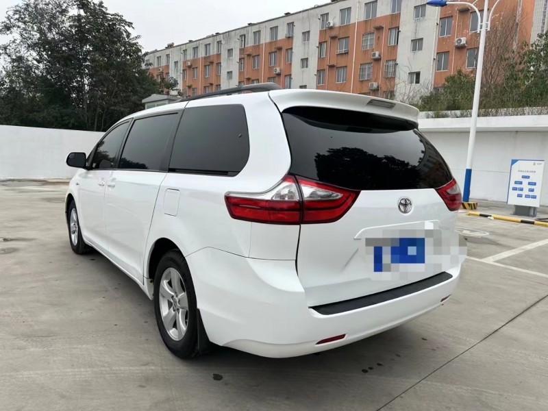 保定18年丰田塞纳9