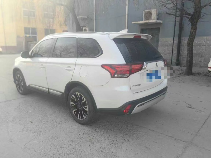 保定19年三菱欧蓝德3