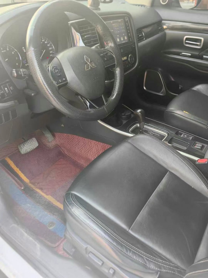 保定19年三菱欧蓝德8