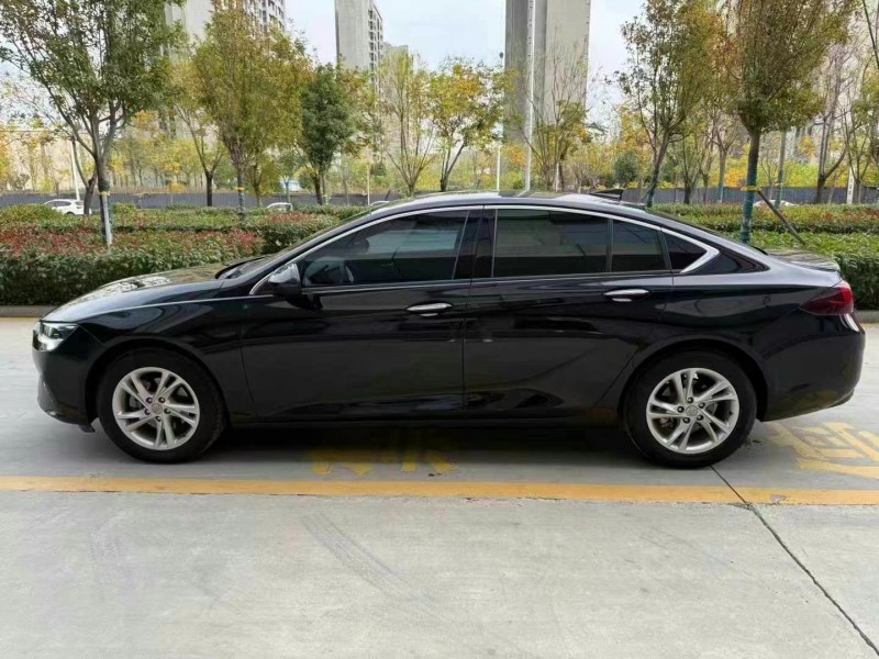 济宁23年别克君威7