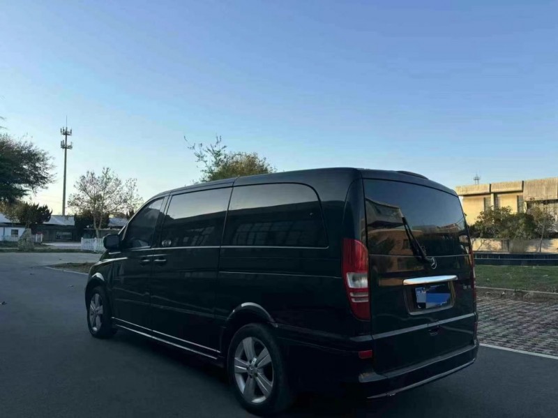 济宁17年奔驰唯雅诺7