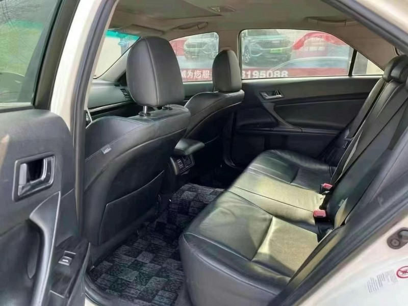 保定12年丰田锐志8