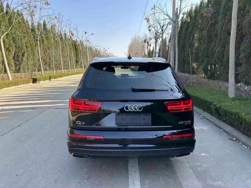 济宁18年奥迪Q77