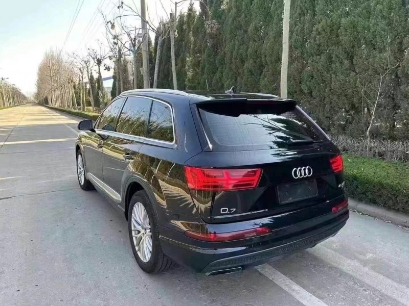 济宁18年奥迪Q78