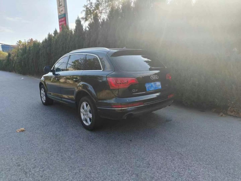 青岛11年奥迪Q76