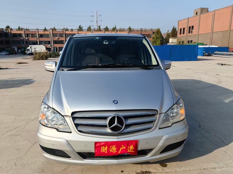 青岛17年奔驰唯雅诺1