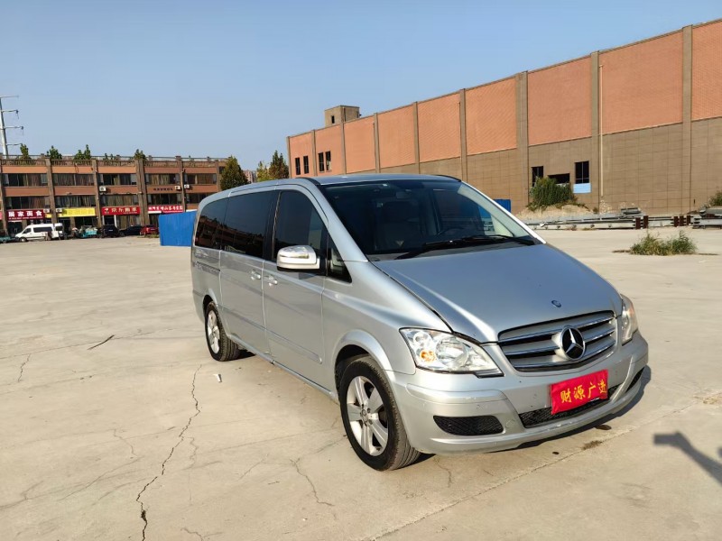 青岛17年奔驰唯雅诺2