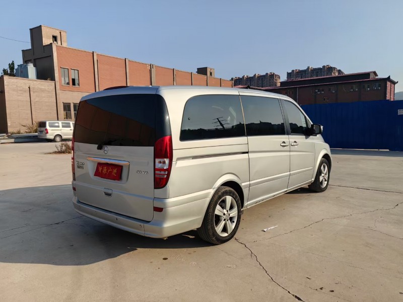 青岛17年奔驰唯雅诺4