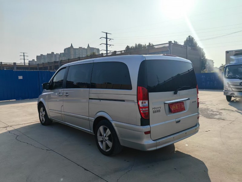 青岛17年奔驰唯雅诺5