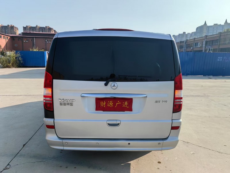 青岛17年奔驰唯雅诺6